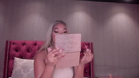 Alison Moon  online show from 01-16-25, 10:10