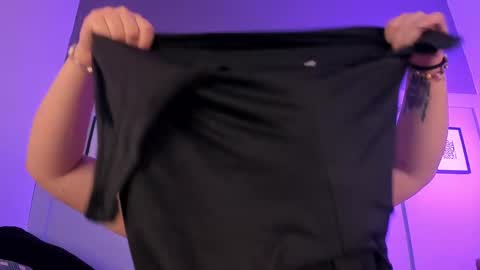 Laura online show from 03-10-25, 01:12