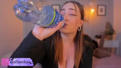 Laura online show from 05-15-26, 04:52