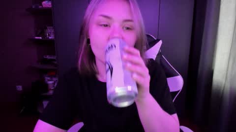 Snapshot of alli_zi chatting on 11-16-25, 04:40 Blair online show from 11-16-25, 04:40