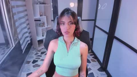 Snapshot of allicerosero chatting on 11-08-25, 04:01 Allice online show from 11-08-25, 04:01