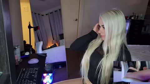 Snapshot of alliefyre chatting on 10-22-25, 02:34 Allie Fyre online show from 10-22-25, 02:34