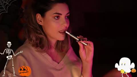 Snapshot of alliesynns chatting on 10-15-25, 04:56 Allie online show from 10-15-25, 04:56