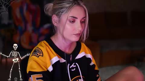 Snapshot of alliesynns chatting on 10-23-25, 11:20 Allie online show from 10-23-25, 11:20