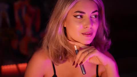 Snapshot of alliesynns chatting on 11-04-25, 05:50 Allie online show from 11-04-25, 05:50