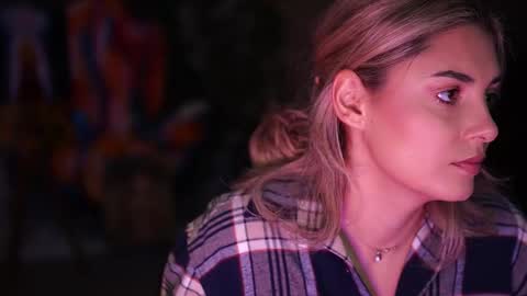 Snapshot of alliesynns chatting on 11-06-25, 06:03 Allie online show from 11-06-25, 06:03