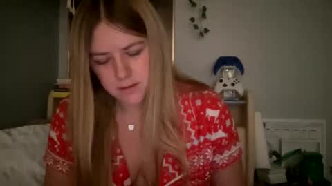 Snapshot of allyanalangel chatting on 12-17-24, 01:49 allyanalangel online show from 12-17-24, 01:49