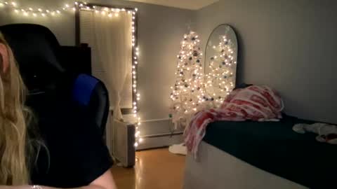 Snapshot of allyanalangel chatting on 12-29-24, 10:25 allyanalangel online show from 12-29-24, 10:25