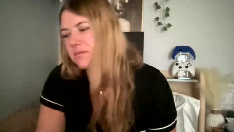 Snapshot of allyanalangel chatting on 01-02-25, 08:02 allyanalangel online show from 01-02-25, 08:02