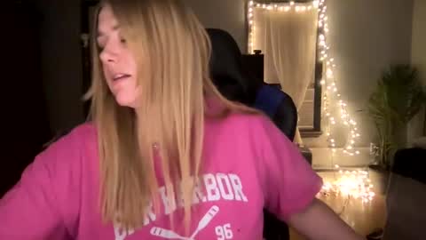 Snapshot of allyanalangel chatting on 02-19-25, 04:01 allyanalangel online show from 02-19-25, 04:01