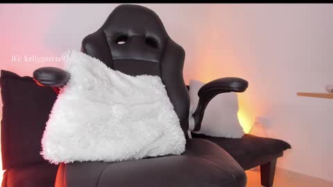 Kelly  online show from 01-16-25, 03:24