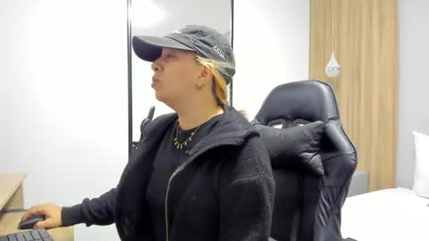 ALMA FENIX  online show from 12-19-25, 12:23