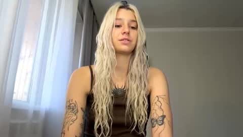 Snapshot of almetazorc chatting on 09-23-25, 07:44 Arina online show from 09-23-25, 07:44