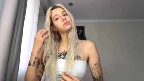 Snapshot of almetazorc chatting on 10-01-25, 10:32 Arina online show from 10-01-25, 10:32