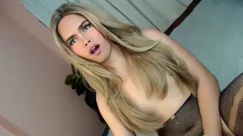 Snapshot of alove_too_last chatting on 01-11-25, 02:04 LEXY online show from 01-11-25, 02:04