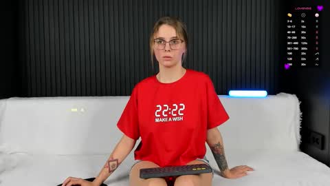 Snapshot of alyona_24 chatting on 11-23-25, 04:29 Alena online show from 11-23-25, 04:29