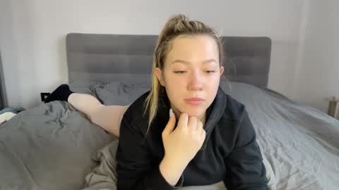 Snapshot of alyrasun chatting on 03-18-26, 06:27 Al online show from 03-18-26, 06:27