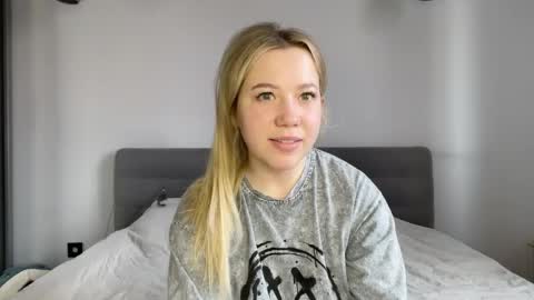 Snapshot of alyrasun chatting on 04-14-26, 05:57 Al online show from 04-14-26, 05:57