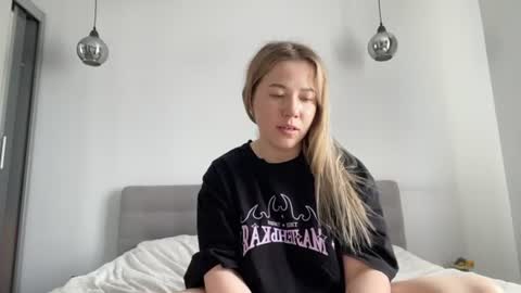 Snapshot of alyrasun chatting on 06-27-26, 12:22 Al online show from 06-27-26, 12:22