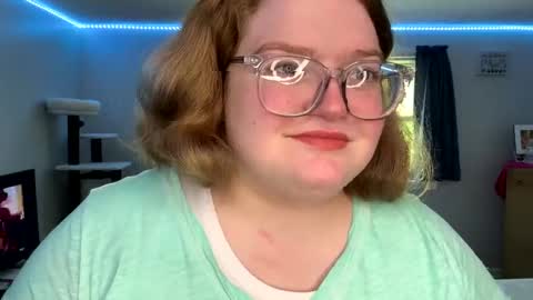 Snapshot of alyssa6960545 chatting on 09-22-25, 02:52 Lily online show from 09-22-25, 02:52