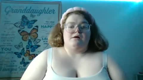 Snapshot of alyssa6960545 chatting on 10-20-25, 12:00 Lily online show from 10-20-25, 12:00