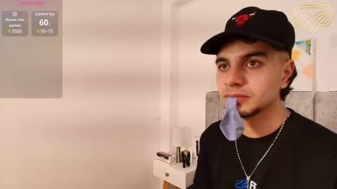 Snapshot of amadeo_wild chatting on 01-22-25, 04:02 Amadeo Wild online show from 01-22-25, 04:02