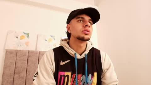 Snapshot of amadeo_wild chatting on 01-30-25, 04:02 Amadeo Wild online show from 01-30-25, 04:02