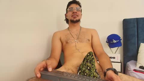 Snapshot of amadeo_wild chatting on 03-09-25, 05:28 Amadeo Wild online show from 03-09-25, 05:28