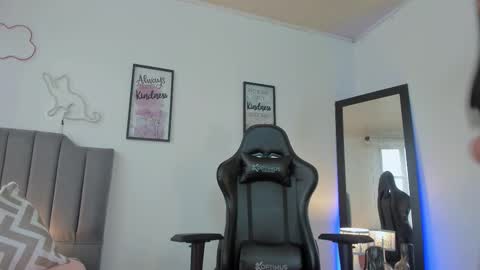 Hi Im AmaiaHelp me reach 100 likes online show from 11-17-25, 07:41