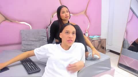 Amia y Sofia online show from 10-19-25, 07:47