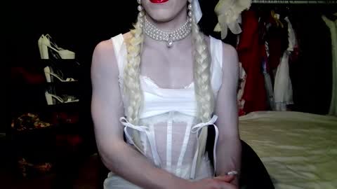 Snapshot of amaliecd chatting on 10-09-25, 08:29 Amalie online show from 10-09-25, 08:29