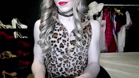 Snapshot of amaliecd chatting on 11-16-25, 04:01 Amalie online show from 11-16-25, 04:01