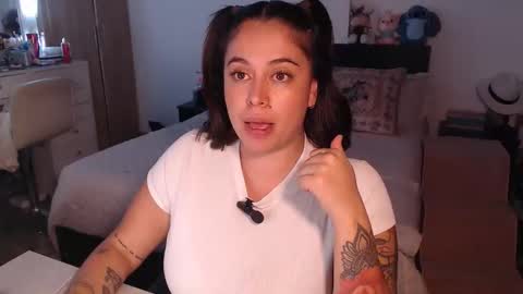 Snapshot of amarat_jolie chatting on 04-08-26, 04:34 Mila online show from 04-08-26, 04:34