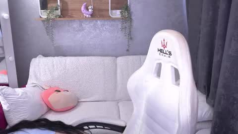 Snapshot of amberdismond chatting on 10-28-25, 07:01 Anna online show from 10-28-25, 07:01