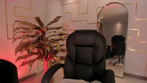 Snapshot of amberfarrell chatting on 10-31-25, 10:00 Amber online show from 10-31-25, 10:00