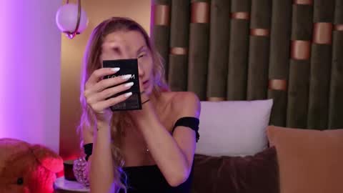 Amelia online show from 09-24-25, 04:16