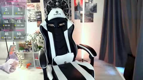 Amelia online show from 11-30-25, 08:07