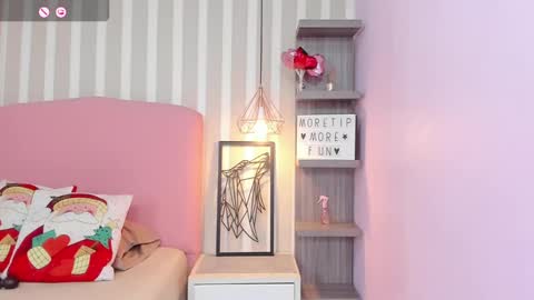 Snapshot of amelietarson chatting on 12-23-24, 07:41 Victoria online show from 12-23-24, 07:41