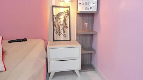 Snapshot of amelietarson chatting on 12-23-24, 10:44 Victoria online show from 12-23-24, 10:44