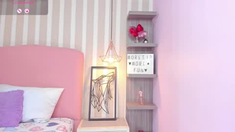 Snapshot of amelietarson chatting on 03-04-25, 10:27 Victoria online show from 03-04-25, 10:27