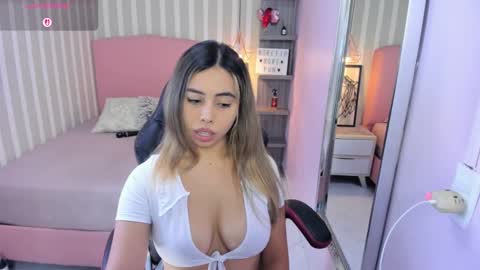 Snapshot of amelietarson chatting on 09-19-25, 07:36 Victoria online show from 09-19-25, 07:36