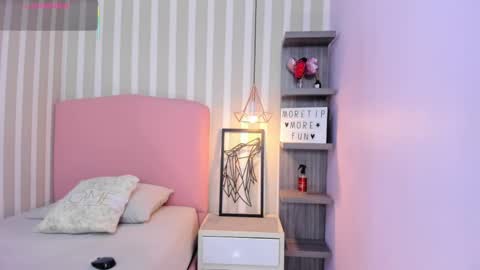 Snapshot of amelietarson chatting on 09-25-25, 07:39 Victoria online show from 09-25-25, 07:39