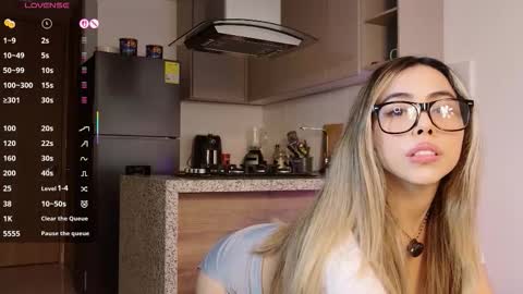 Snapshot of amelietarson chatting on 10-12-25, 09:47 Victoria online show from 10-12-25, 09:47