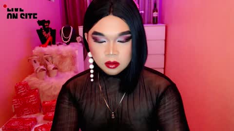 Snapshot of amiadoll chatting on 12-12-24, 01:06 Queen Mireska online show from 12-12-24, 01:06