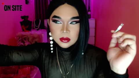 Snapshot of amiadoll chatting on 12-16-24, 12:27 Queen Mireska online show from 12-16-24, 12:27