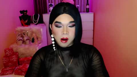 Snapshot of amiadoll chatting on 12-21-24, 05:40 Queen Mireska online show from 12-21-24, 05:40