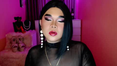 Snapshot of amiadoll chatting on 01-05-25, 01:58 Queen Mireska online show from 01-05-25, 01:58