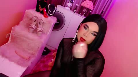 Snapshot of amiadoll chatting on 01-06-25, 01:08 Queen Mireska online show from 01-06-25, 01:08