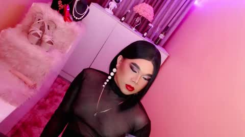 Snapshot of amiadoll chatting on 01-07-25, 08:21 Queen Mireska online show from 01-07-25, 08:21