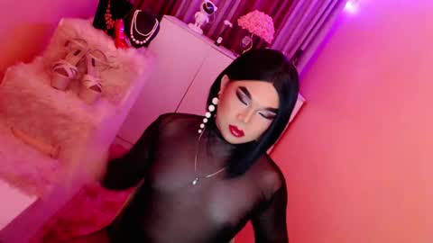 Snapshot of amiadoll chatting on 01-09-25, 10:52 Queen Mireska online show from 01-09-25, 10:52